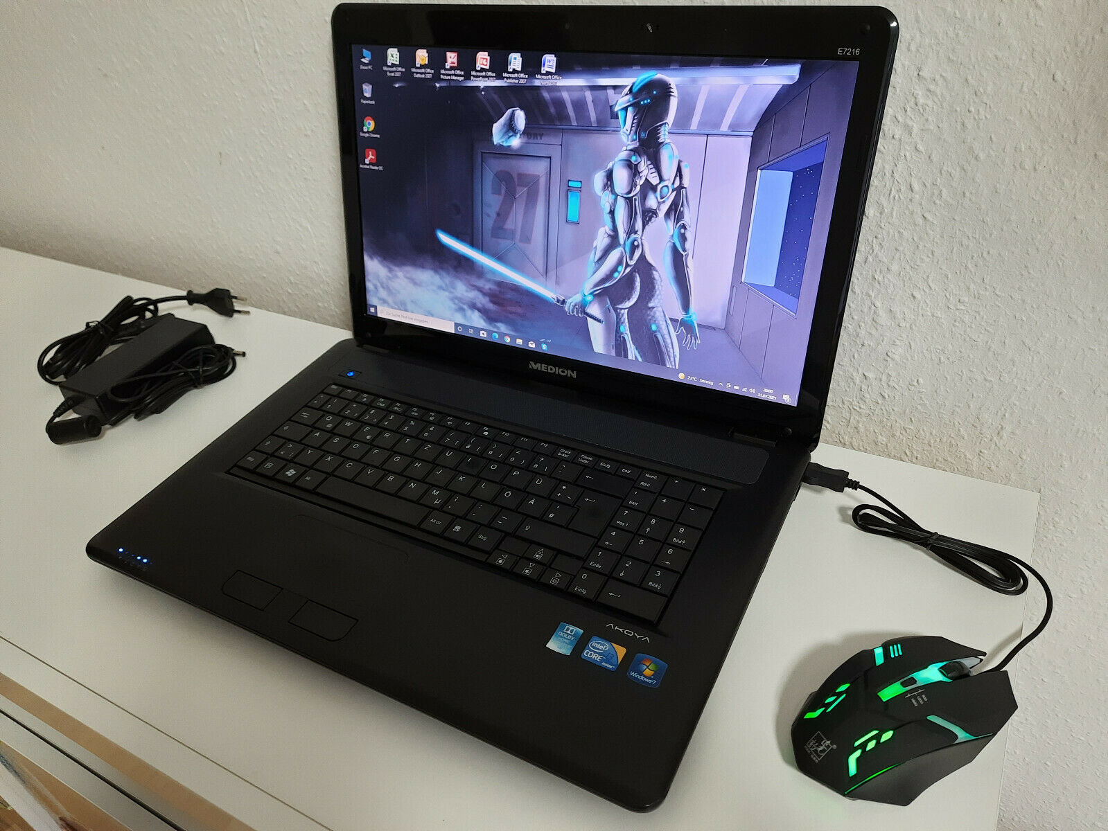 Medion Akoya E7216 17,3″HD intel Core i3 HDD 640GB+SSD 256GB Laptop +Gaming Maus